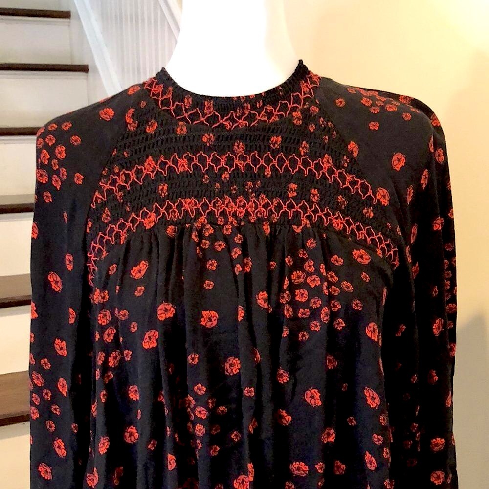FREE PEOPLE Black Boho Tunic w Smocked Detail and Red Floral Pattern Sz Small